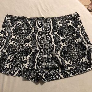 Black & white loft shorts women size 16
